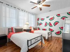 Summertime Home For 8, Fast Ev ChargerPets Fenced Yard
