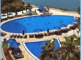 Comfy Stays Sea View Apartments at DeadSea Samarah Resort，位于索瓦马的海滩短租房