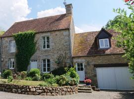 Beautiful 6-Bed Beautiful Farmhouse with pool，位于Saint-Sauveur-de-Carrouges的带停车场的酒店