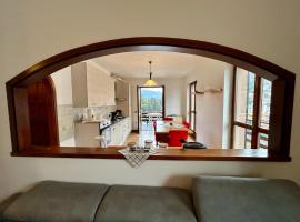 Kibilù - Laveno Lago Maggiore ampio trilocale con balcone e posteggio，位于拉韦诺的酒店