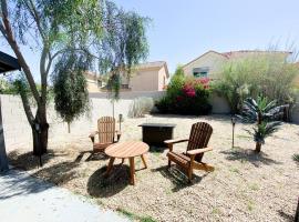 Stylish Cozy Townhouse with King Bed & Parking Near Arizona State University, Mill Avenue & Tempe Downtown，位于坦培的酒店
