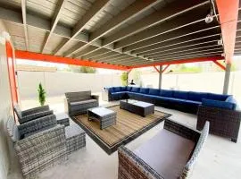 Alluring townhouse with 2 KING beds, Grill, and FREE parking!