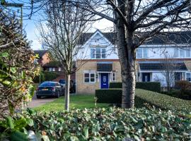 Guildford Townhouse with Parking，位于吉尔福德的乡村别墅