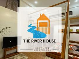 The River House - Loft Units，位于美岸的乡村别墅