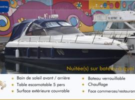 Dignity2-Nuits sur les flots-Bateau à quai，位于圣拉斐尔的酒店