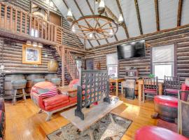 Rustic Blakeslee Cabin with Gas Grill Near Skiing!，位于Blakeslee的酒店