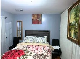 Divine Guest House Room D. 6mins near EWR NEWARK Airport, 4mins to Penn Station / Prudential