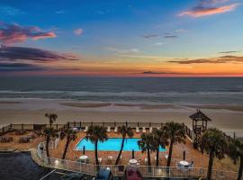 OCEAN FRONT Condo Daytona Beach!，位于代托纳海滩的带停车场的酒店