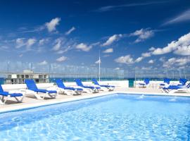 Azure Lofts & Pool，位于圣安德烈斯圣安德列斯岛国际机场 - ADZ附近的酒店