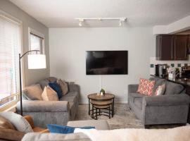 Moguls, Lofted Ski in Ski Out with Hot Tub Access，位于潘诺拉马的酒店