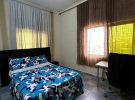 Private Room In Cotonou Home，位于科托努的酒店