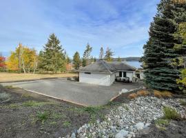 Cottage on the Bay- Hot Tub, Beach, Dock, Kayaks，位于塞奎姆的酒店