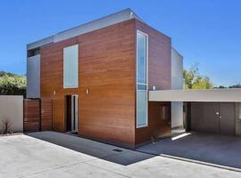 New Architect designed Coastal retreat-water views，位于霍巴特的酒店