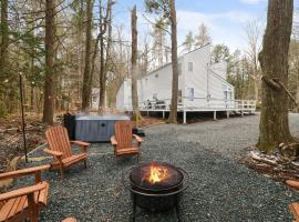 Cozy Pocono haven with lake access, hot tub, indoor & outdoor fireplace, games and pet friendly，位于Pocono Lake的度假屋