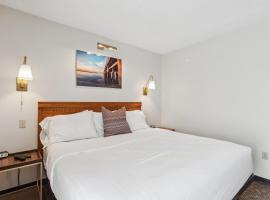 Cape Suites Room 4 - Free Parking! Hotel Room，位于柏斯海滩的酒店