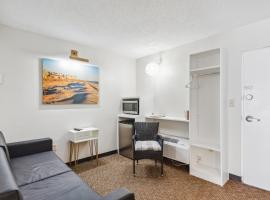 Cape Suites Room 7 - Free Parking! Hotel Room，位于柏斯海滩的酒店