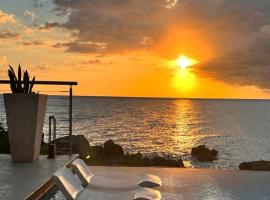 Sunrise 1 - 2 Bed Suite - Beachside - Ground Floor，位于白豪斯的酒店