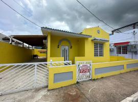 Best Surfers Beach just a few block down, Arecibo Main House，位于阿雷西博的酒店