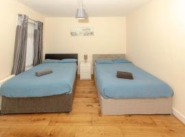 Cosy 4 bedrooms house near Central London, O2, London city airport and Excel，位于普拉姆斯特德的酒店