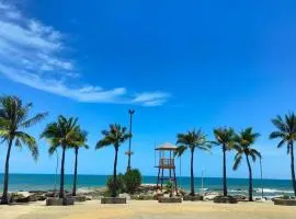 BEACH FRONT modern room + Free hi speed Wi-Fi