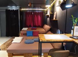 EL MEIR STAYCATION SMART CABIN BESIDE ENCHANTED KINGDOM，位于Santa Rosa的酒店