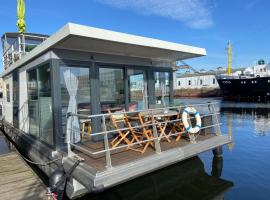 Hausboot Lobster Bremerhaven，位于不来梅港不来梅港大西洋海水水族馆附近的酒店