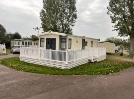 Highfield Grange Caravan Park (Parkdean)，位于Little Clacton的度假园