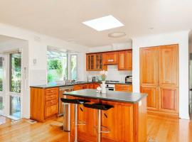 Serene 4Bed2Bath House w Parking Near Mornington Peninsula，位于弗兰克斯顿的酒店