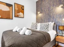 Modern One Bedroom Flat - Near Heathrow, Windsor Castle, Thorpe Park - Staines London TW18