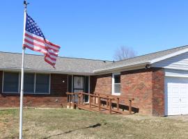 Rt. 682 Athens, 3 Queen bedrooms, 2 baths, Wi-Fi，位于雅典的酒店