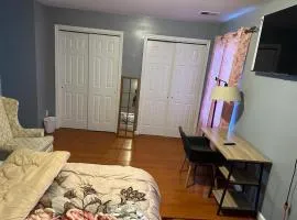 Guest House Master's Bedroom with Private Bathroom, 6 mins to Newark Liberty International Airport Penn Station Prudential New York It is central close to major places