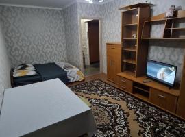Квартира однокомнатная во 2-ом микрорайоне，位于塔拉兹的酒店