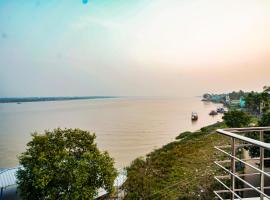 River Leaf Inn Taki !! Luxurious Rooms With River Facing Private Balconies !!，位于Hāsnābād的酒店