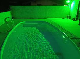 Casa inteira com piscina，位于拉热斯的酒店