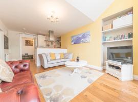 Enjoy relaxing family breaks in this central Ambleside apartment with parking，位于安布尔塞德的酒店