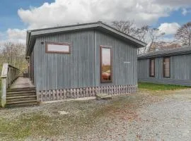 Family friendly, lovely Lakeland lodge with private parking and a patio