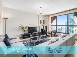 Lovely 2-bed condo in JBR - 5 mins from beach - Palm View!，位于迪拜Jumeirah Beach Residence Tram Station 1附近的酒店