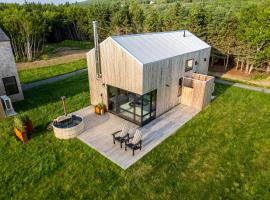 Spruce - Luxury Oceanview Cottage with Hot Tub & Private Beach Access near Cabot Trail，位于Margaree Harbour的酒店