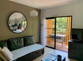 Bel appartement cosy dans résidence avec piscine 5 minutes plage，位于梅桑热的酒店