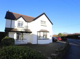 Lovely family holiday home near Benllech Beach，位于本莱赫的酒店