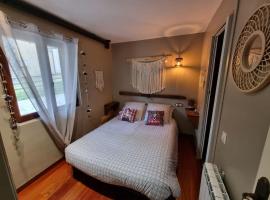 Petite chambre cosy avec salle de bain privative，位于圣皮耶尔代勒福尔卡的公寓