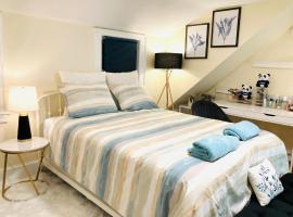 Private Bedroom in a Single House at Framingham center，位于克兰斯顿的酒店