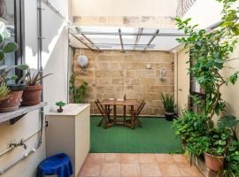 One Lemon Tree apartment (1.6 km from Airport)，位于卢加的酒店