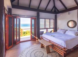 Private Oceanfront Fijian Villa Sleeps 8，位于马洛洛的乡村别墅