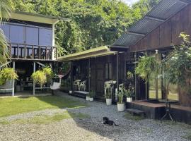 Casa Morpho Uvita Guesthouse，位于乌维塔的山林小屋