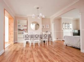 Beautiful Bright Three Bedroom House in Brighton and Hove with free parking，位于波茨莱德的度假屋