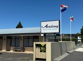 Academy Motor Inn，位于陶朗加的带泳池的酒店