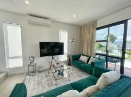 Your Modern Home in Sandringham, Close to City, Heat Pumps, Netflix, Parking