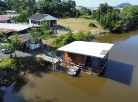 Hj Hassan Floating Cabin，位于瓜拉丁加奴的露营地