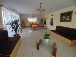 因法特凡德格哈斯住宿加早餐旅馆，位于埃格尔的高尔夫酒店